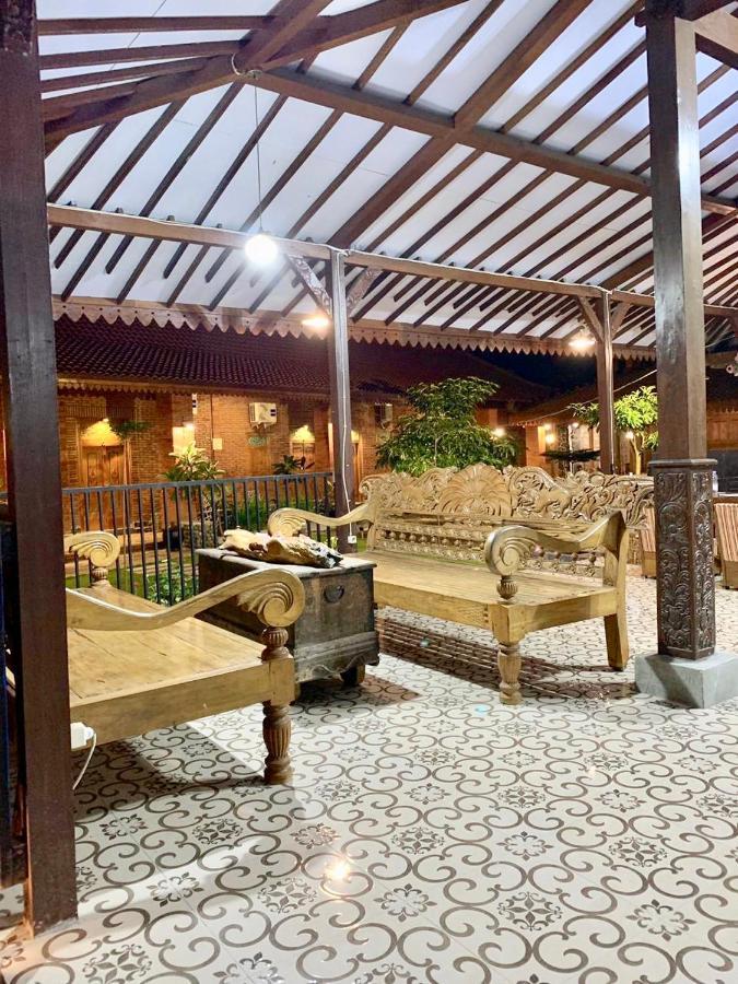 Djoglo Djatimalang Guesthouse Blitar Exterior photo